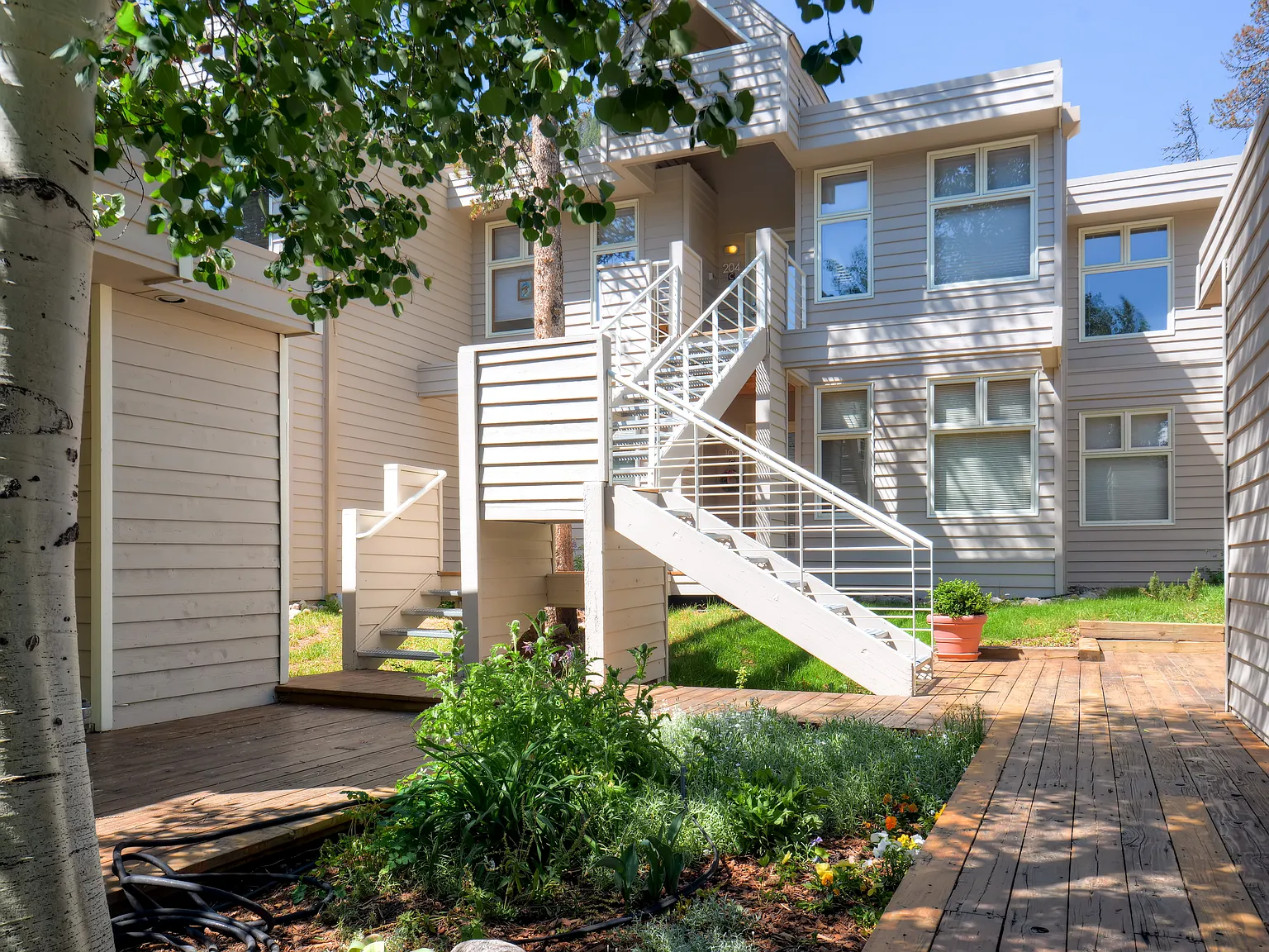 3 bed, 1344 sqft, $6,500 — Photo 2