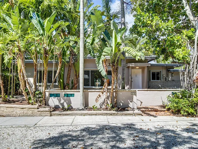616 SW 11th Ct — Photo 2