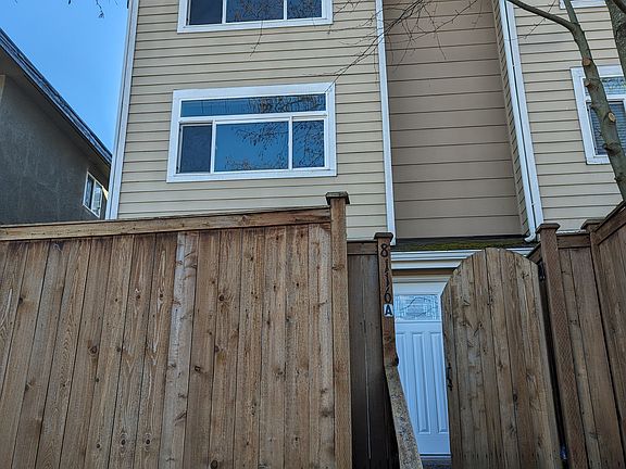 The entry of the unit has a patio yard in the front.