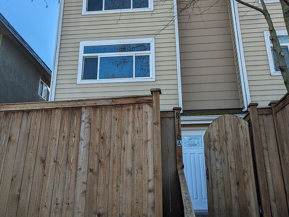 The entry of the unit has a patio yard in the front.