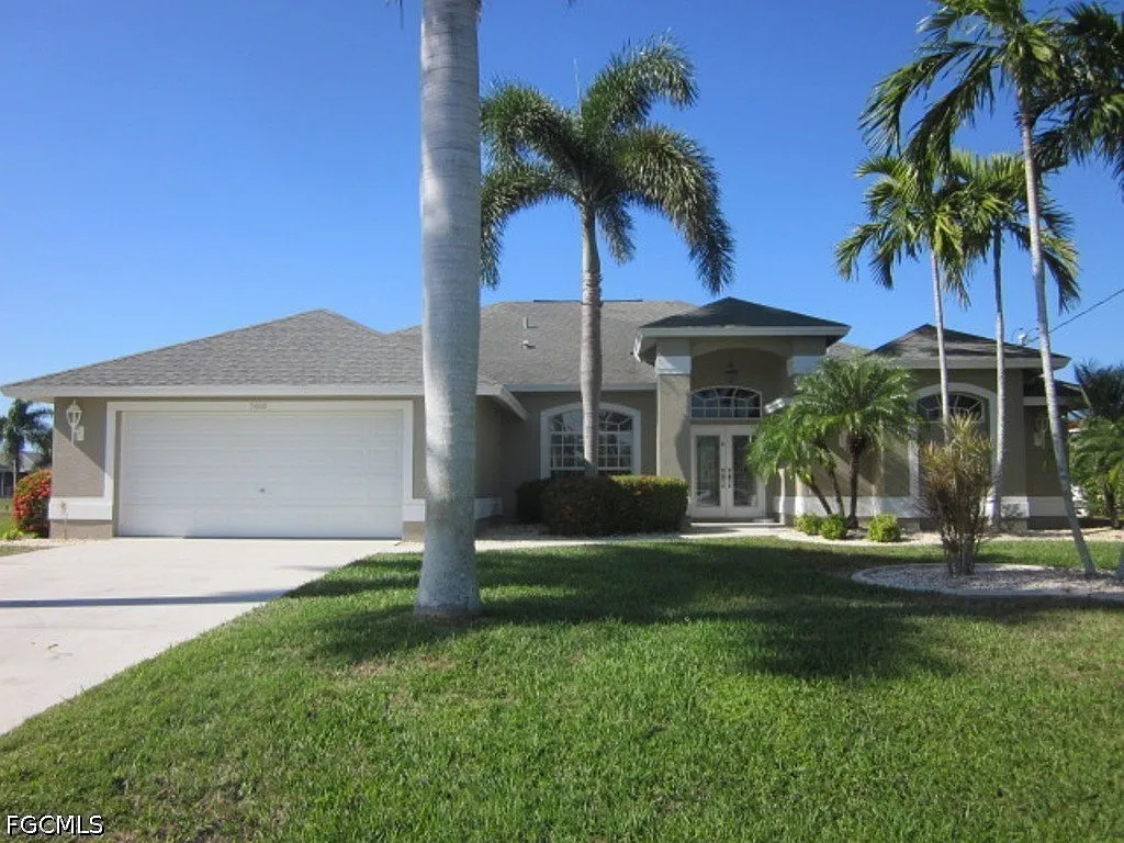 3 bed, 2.0 bath, 2399 sqft, $6,850 — Photo 1