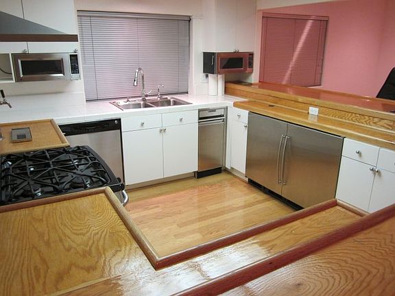 Kitchen. Appliances convey