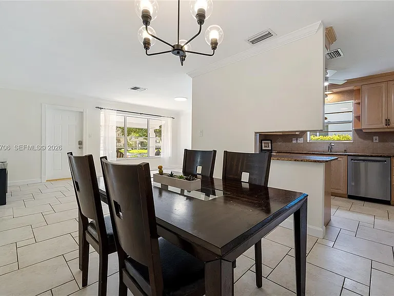 232 SE 6th St — Photo 3