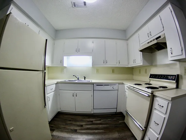 480 Eastdale Rd S — Photo 2