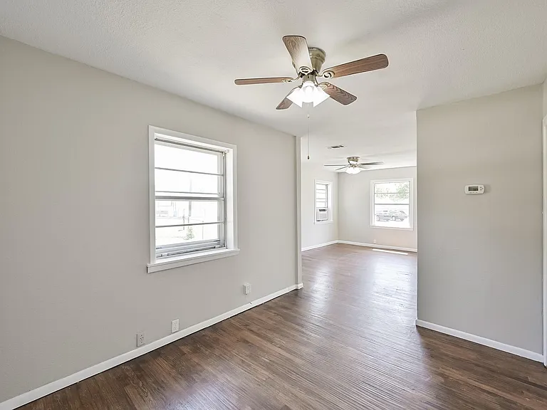 1501 Greenbrier Dr — Photo 12