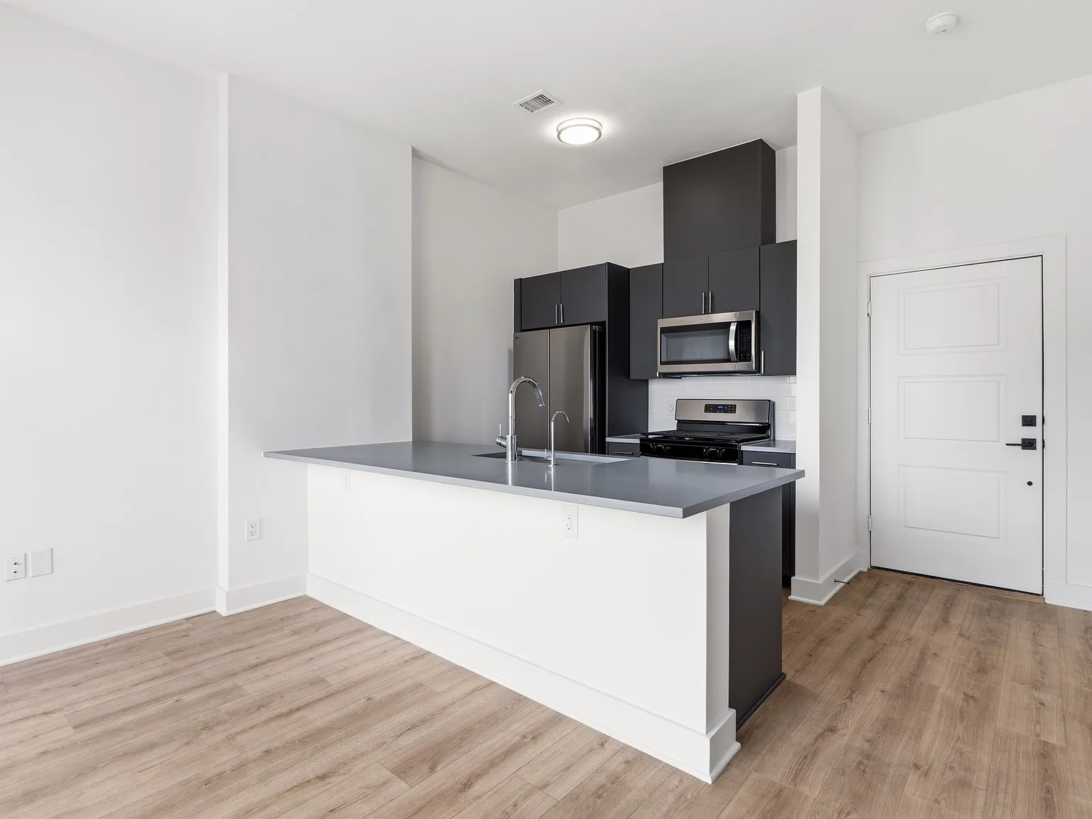 1 bed, 512 sqft, $1,900 — Photo 4