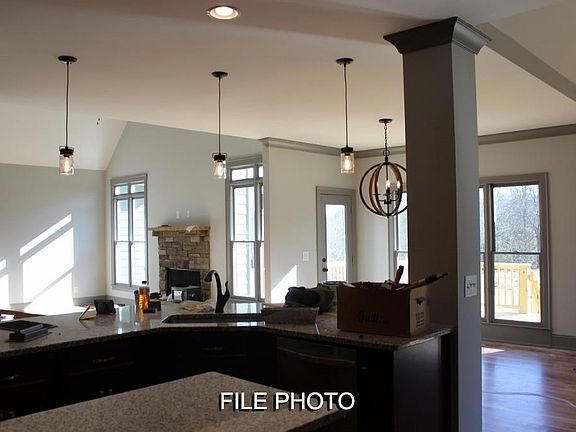 4th image of 156 Chestnut Oak Ln