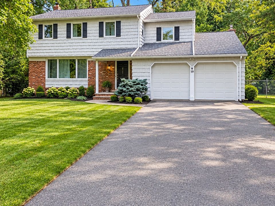1st image of 19 Tiffany Dr