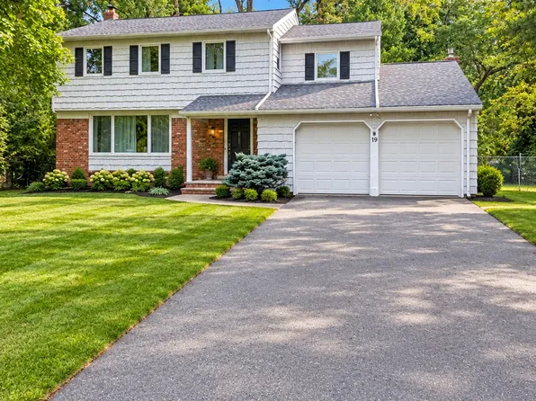 19 Tiffany Dr, Livingston, NJ 07039