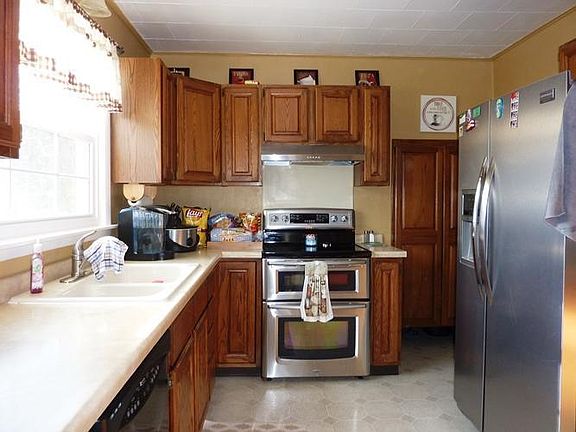 2nd image of 2418 Lincoln St