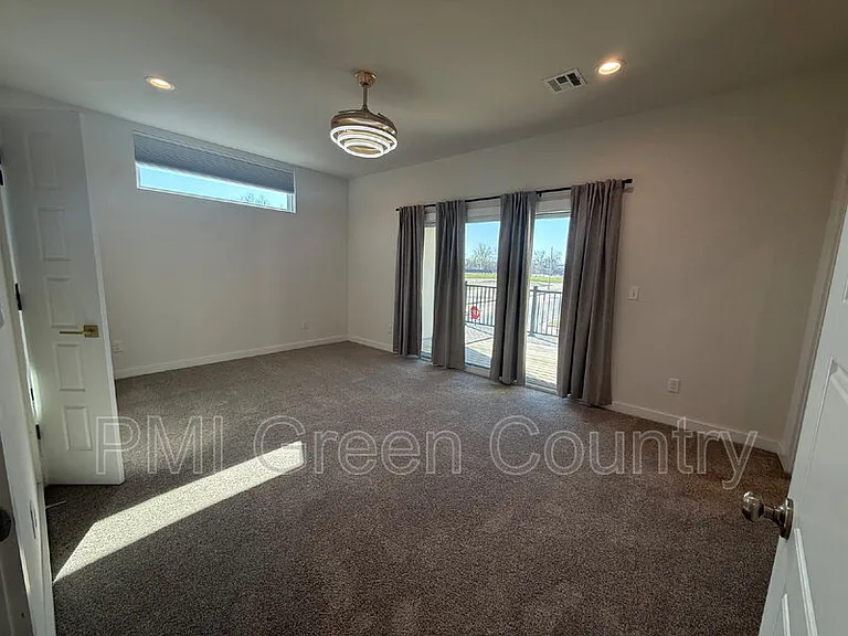 134 E Elgin St — Photo 9