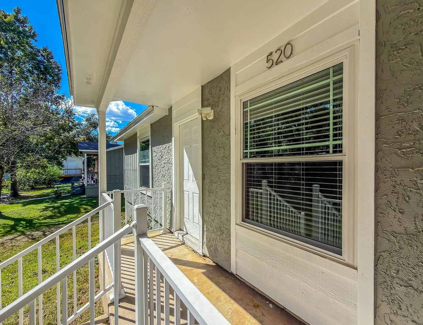 Modern & Renovated 2/1 House W/ Big Bedrooms, Large Yard, & Deck! Stainless Steel Appliances & No... — Photo 3