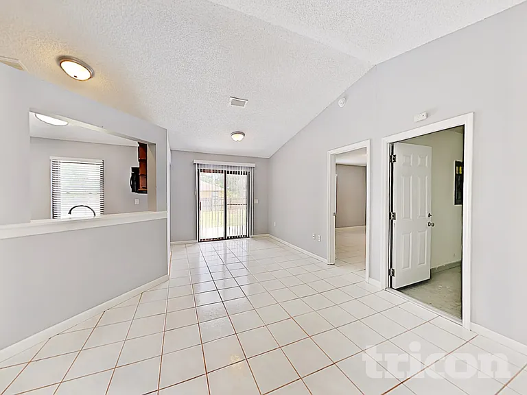 1627 Pendleton St — Photo 8