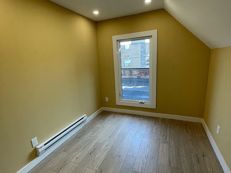 759 Barton St E — Photo 7
