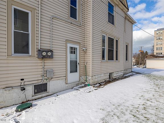 2nd image of 1026 W 4th St