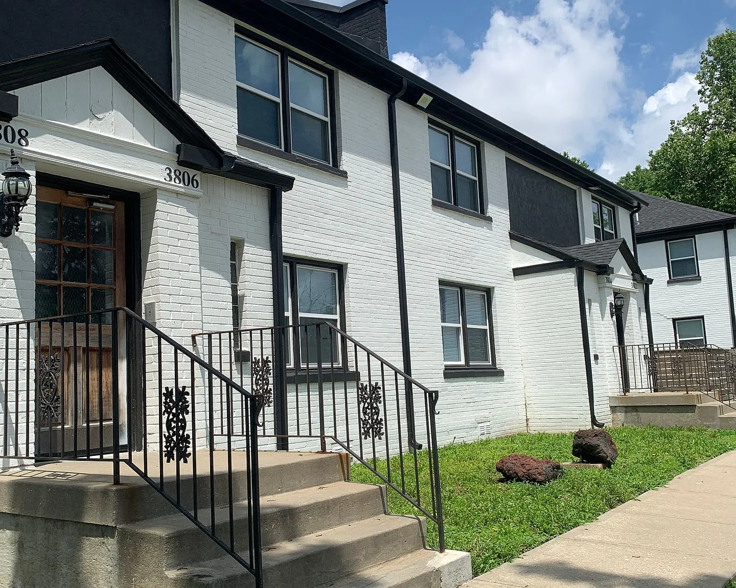 Washington Apartments - Central Location, Modern Updates Meet Classic Charm — Photo 2