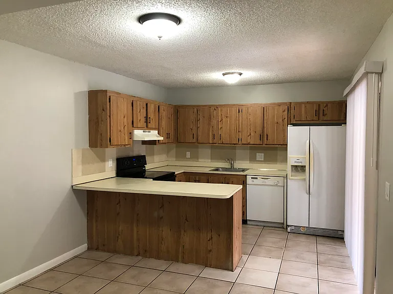 2241 White Pine Cir #B — Photo 7
