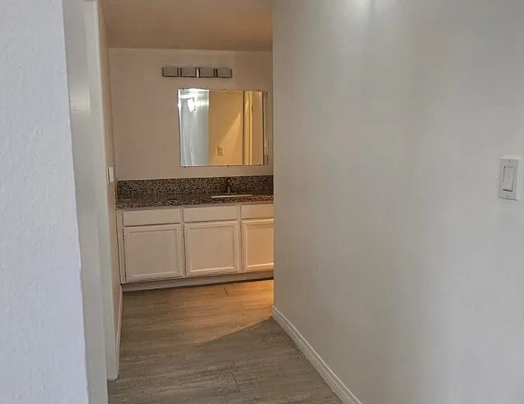 13718 Moorpark St #102X — Photo 8