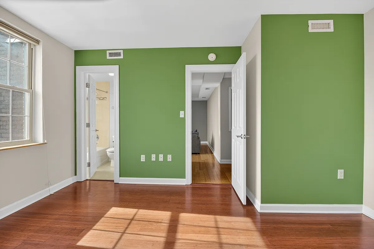 Building Photo - 1417 Newton St NW #404