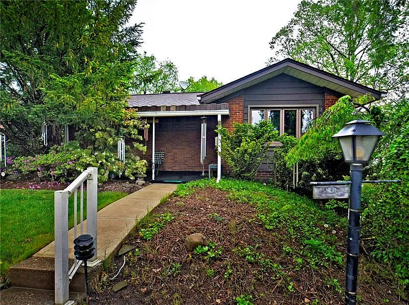 402 Kingston Dr photo 1