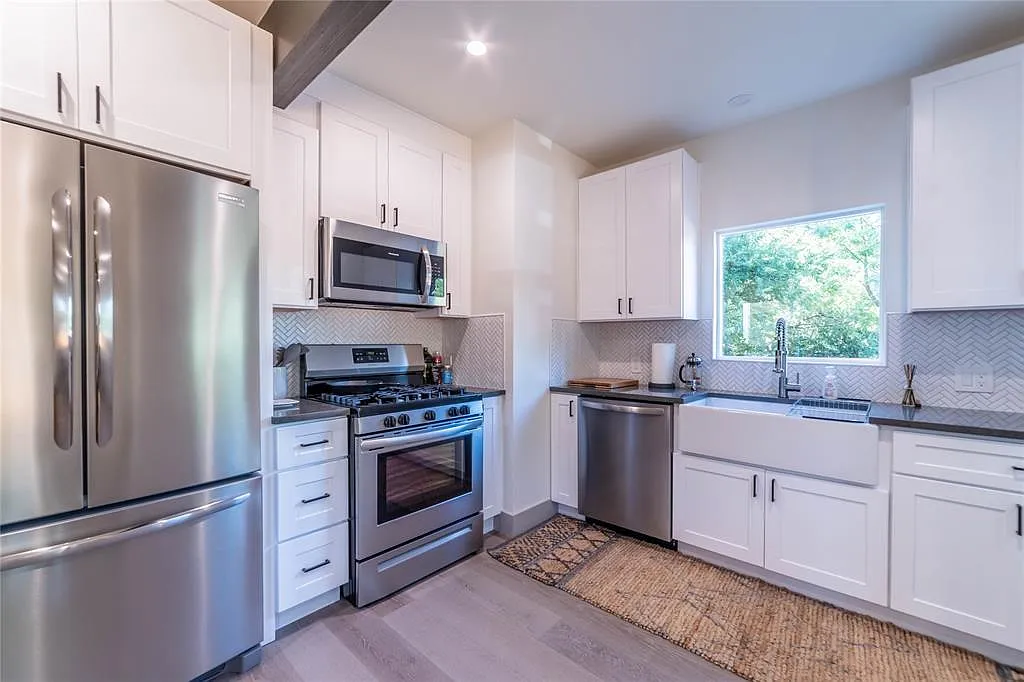 2 bed, 1.0 bath, 804 sqft, $2,450 — Photo 2