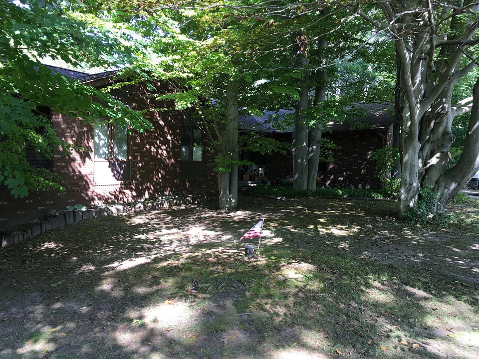 Attached 2 car garage 