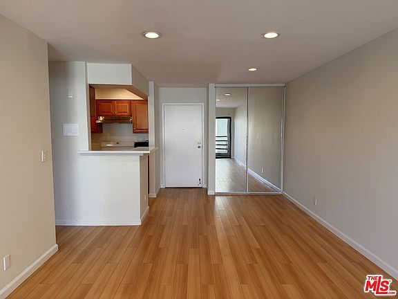 5th image of 1118 Valencia St APT 219