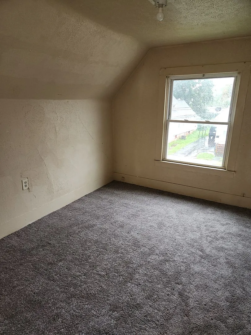 Single Family Home W/Large Yard & Off Street Parking — Photo 3