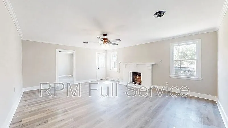 3 bed, 1.0 bath, 1488 sqft, $1,950 — Photo 2