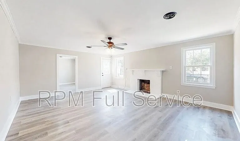 246 E Woodrow St — Photo 2