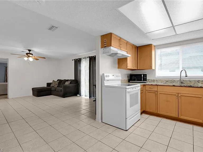 423 SE 24th Ave — Photo 3