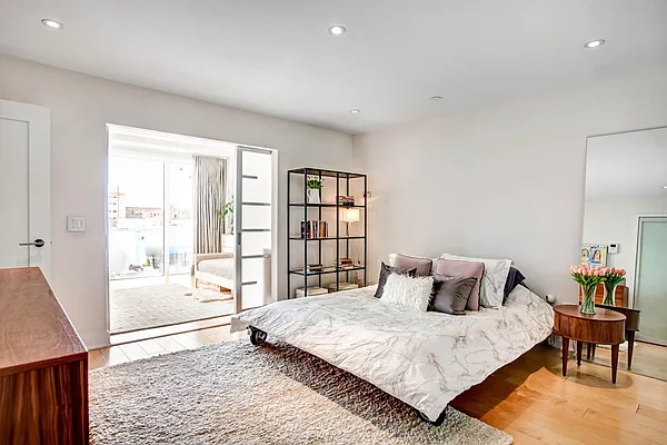Sold by Compass | media 21
