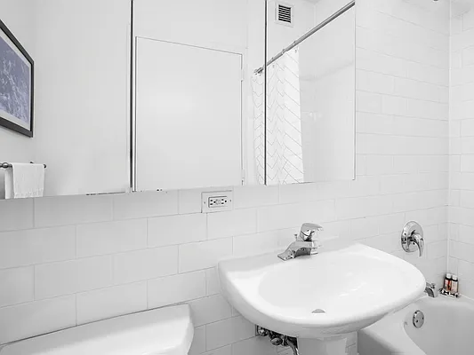 Rented by Voro, LLC | media 34