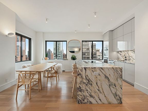 4th image of 300 E 54th St