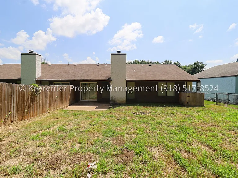 4902 S Gum Ave — Photo 73