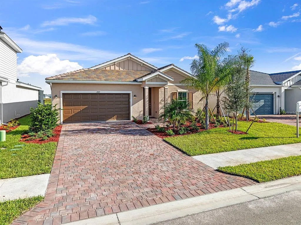 4 bed, 2.0 bath, 2112 sqft, $2,400 — Photo 2