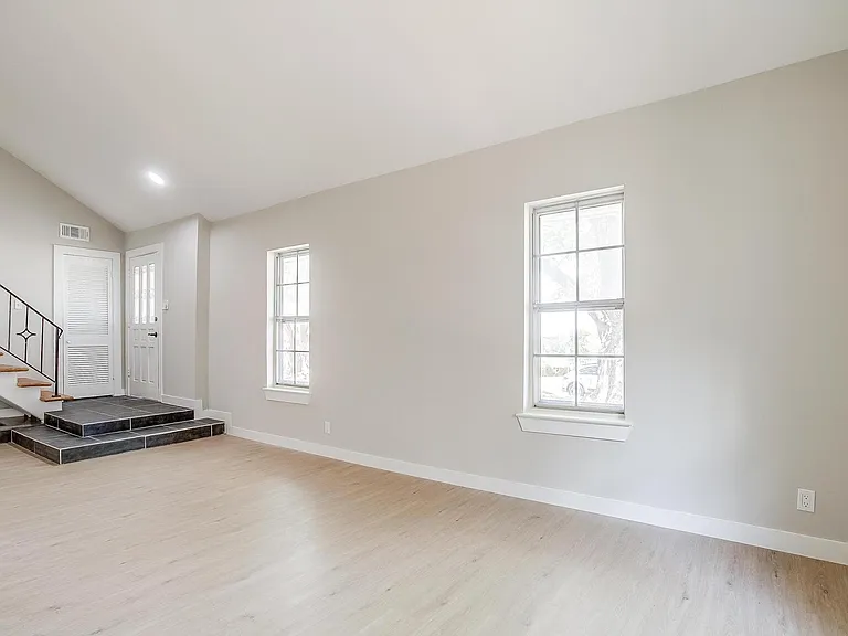 802 Sutton Ct — Photo 5