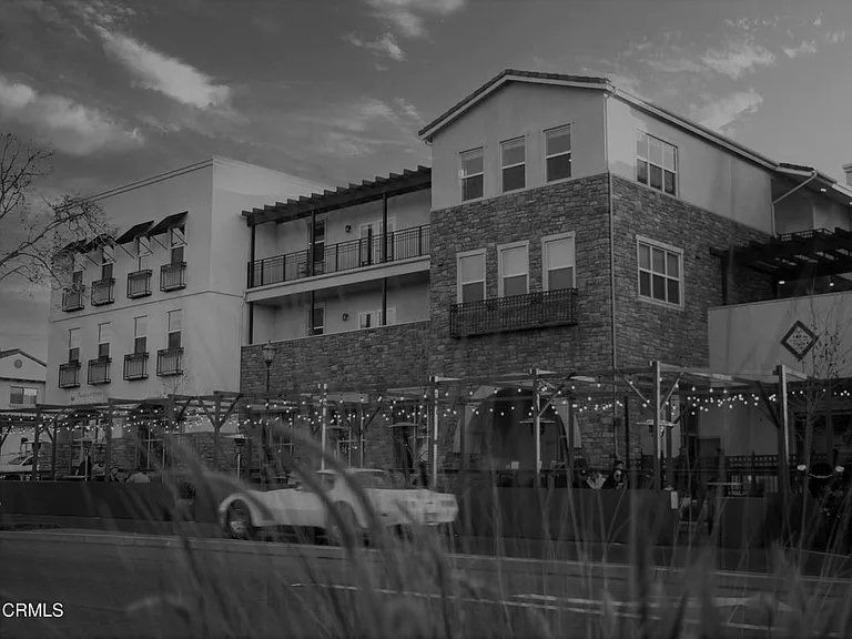 2024 Ventura Blvd — Photo 2
