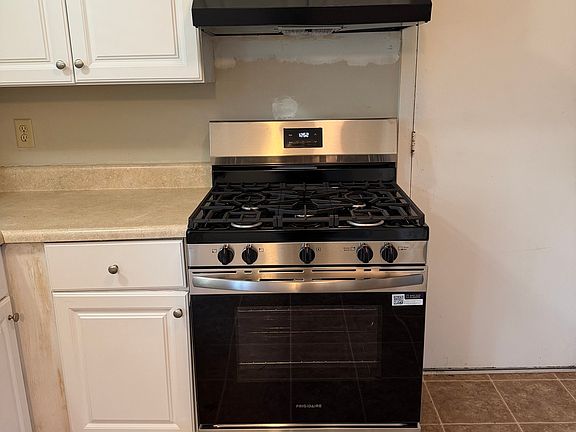 4th image of 891 Highland Ter NE