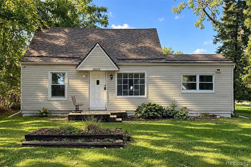 3 bed, 1.0 bath, 1164 sqft, $1,600 — Photo 2