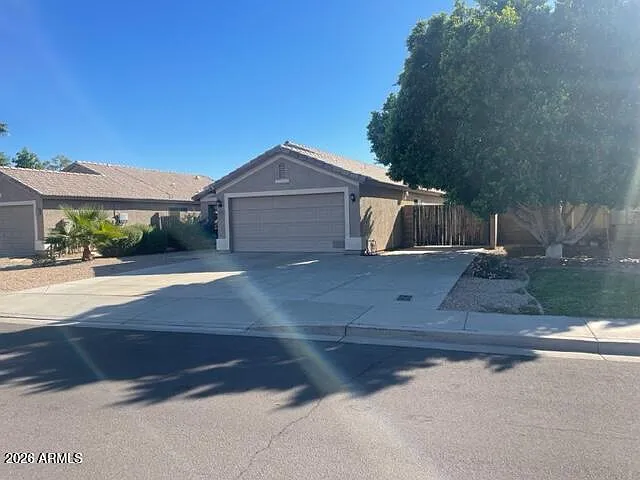 3 bed, 2.0 bath, 1402 sqft, $2,400 — Photo 2