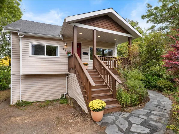 870 Brett Ave, Saanich, BC V8X 2Z6
