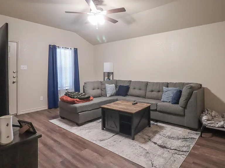 1914 Castroville Trl — Photo 6