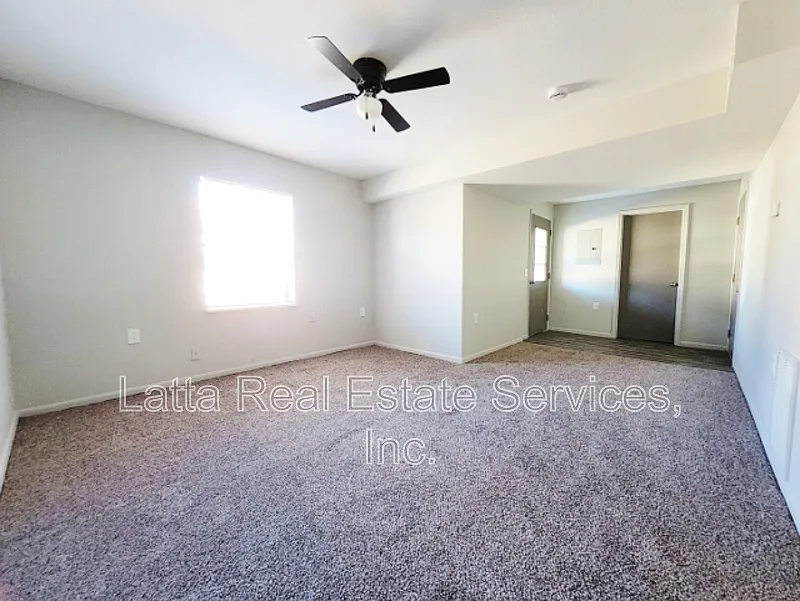 Building Photo - 400 W 31st St #102B