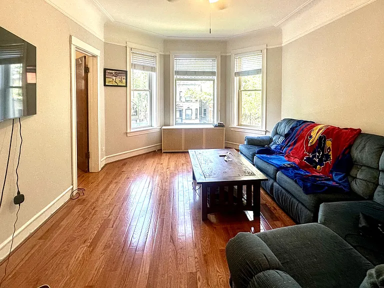 1433 W Foster Ave — Photo 2