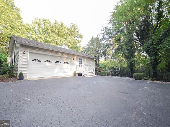 4th image of 46346 Fletcher Ct