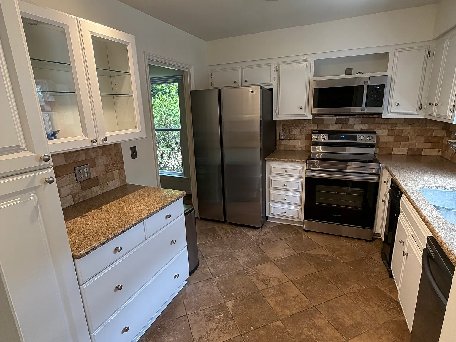 2 bed, 2.5 bath, 1300 sqft, $2,250 — Photo 2