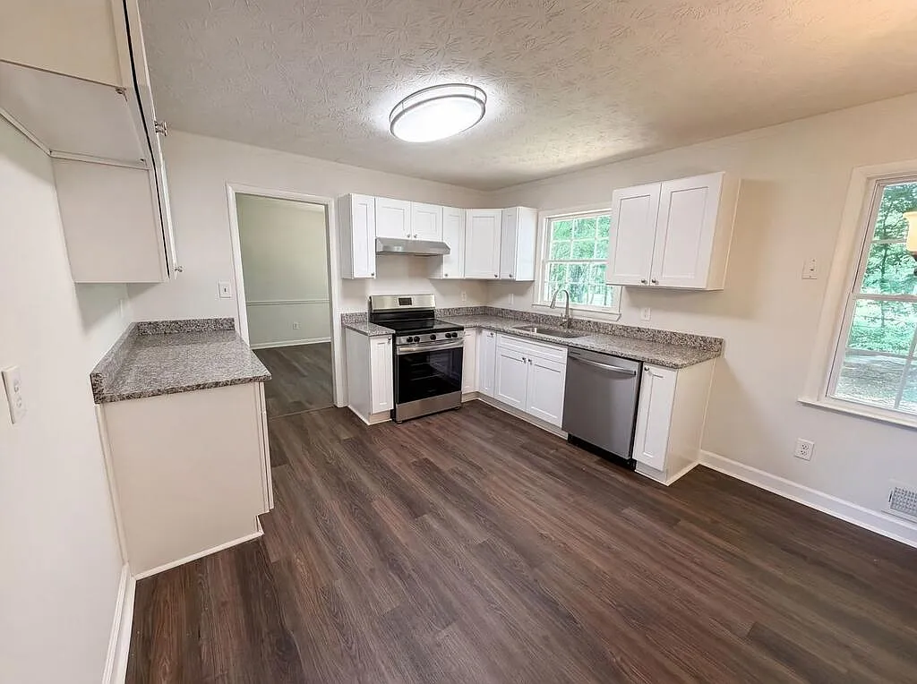 4 bed, 42689 sqft, $2,100 — Photo 2
