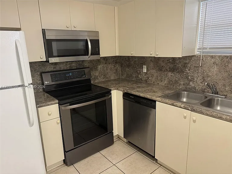 4235 N University Dr #202 — Photo 3