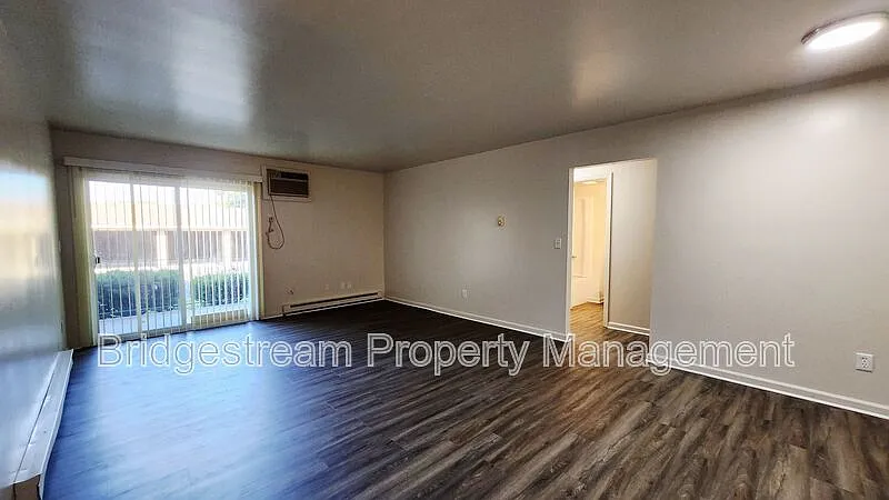 2 bed, 1.5 bath, 950 sqft, $895 — Photo 2